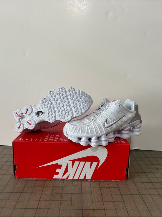 Athletic_Shoes